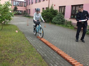 Uczestnik konkursu pokonuje przeszkody jadąc na rowerze.