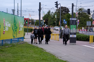 Dwaj policjanci patrolują teren przed stadionem