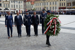 Złożenie wieńca pod pomnikiem.