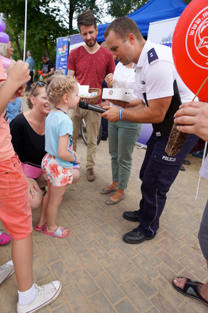 Policjant rozmawia z dzieckiem