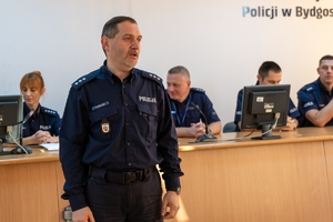 Naczelnik Sztabu przemawia do policjantów