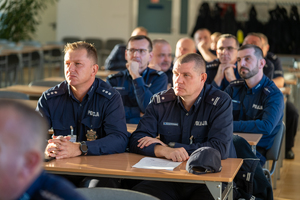 Policjanci siedzący w ławkach