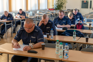 Policjanci rozwiązują test wiedzy