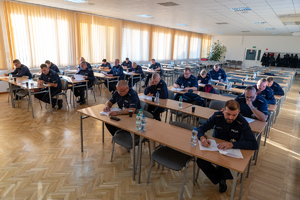 Policjanci rozwiązują test wiedzy