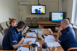 Organizatorzy konkursu obserwują policjantkę