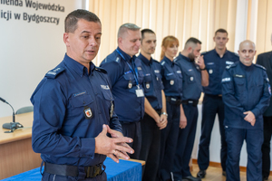 komendant przemawia do policjantów