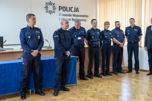 policjant przemawia do uczestników konkursu