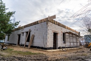 widok na tylną część budynku w budowie