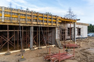 widok na frontową część budynku w budowie