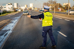 policjant zatrzymuje samochód do kontroli