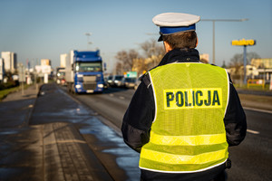 policjant obserwuje samochody poruszające się na drodze