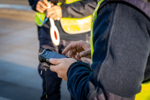 policjant sprawdza dokumenty