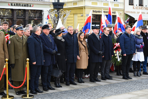 organizatorzy i zaproszeni goście podczas uroczystości na Starym Rynku