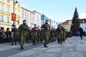 orkiestra wojskowa maszeruje przez Stary Rynek