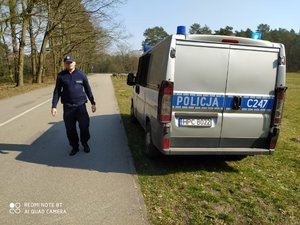 Policjant podczas kontroli terenów zielonych.