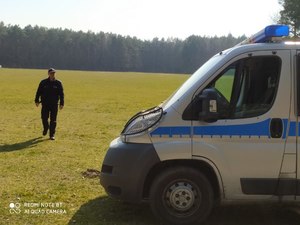 Policjant podczas kontroli terenów zielonych. (2)