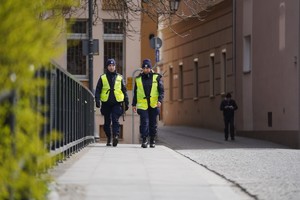 Policjantki patrolują teren Wyspy Młyńskiej w Bydgoszczy