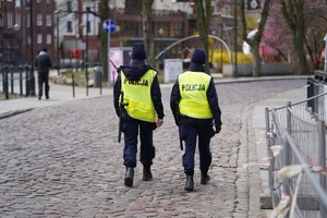 Policjantki patrolują teren Wyspy Młyńskiej w Bydgoszczy