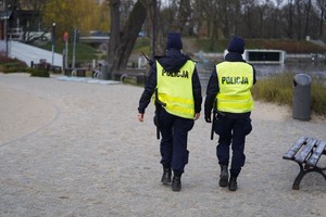 Policjantki patrolują teren Wyspy Młyńskiej w Bydgoszczy