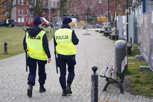 Policjantki patrolują teren Wyspy Młyńskiej w Bydgoszczy