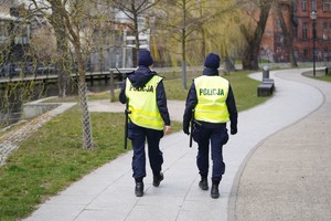 Policjantki patrolują teren Wyspy Młyńskiej w Bydgoszczy