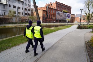 Policjantki patrolują teren Wyspy Młyńskiej w Bydgoszczy