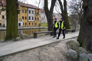 Policjantki patrolują teren Wyspy Młyńskiej w Bydgoszczy