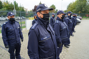 policjanci z posterunku stoją w maseczkach w szeregu