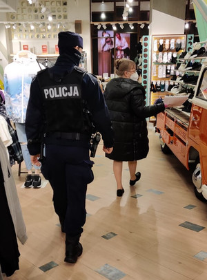 policjant kontroluje teren sklepu