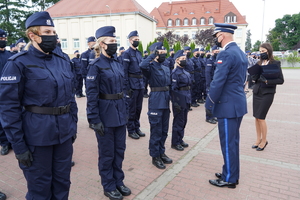 policjantka oddaje honor Komendantowi Wojewódzkiemu