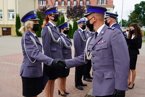 Pierwszy Zastępca Komendanta Wojewódzkiego gratuluje policjantce