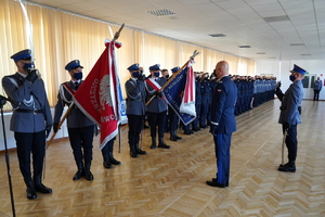 Komendant oddaje honor sztandarowi.