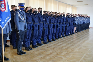 nowo przyjęci policjanci stoją w szeregu