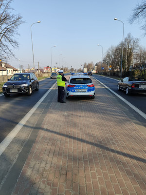 Pomiar prędkości przez policjanta.