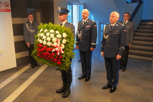 Delegacja policjantów z wieńcem.