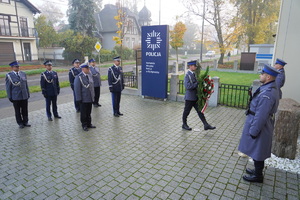 Delegacja policjantów pod obeliskiem.