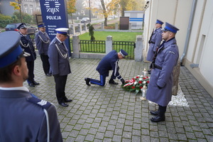 Złożenie wieńca pod obeliskiem.