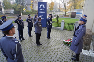 Oddanie honoru przez policjantów pod Kamieniem Pamięci...