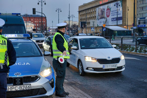 policjant zatrzymuje do kontroli taksówkę