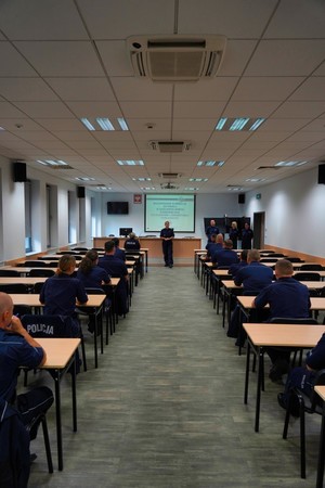 Widok na cała salę i uczestników konkursu siedzących w ławkach