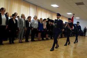 uroczystość z okazji Dnia Służby Cywilnej, wyróżnieni pracownicy otrzymują odznaczenia i gratulacje od Komendanta Wojewódzkiego Policji w Bydgoszczy