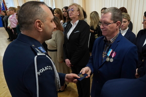 uroczystość z okazji Dnia Służby Cywilnej, wyróżnieni pracownicy otrzymują odznaczenia i gratulacje od Komendanta Wojewódzkiego Policji w Bydgoszczy