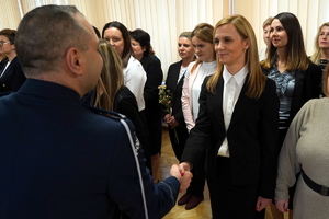 uroczystość z okazji Dnia Służby Cywilnej, wyróżnieni pracownicy otrzymują odznaczenia i gratulacje od Komendanta Wojewódzkiego Policji w Bydgoszczy