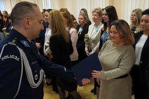 uroczystość z okazji Dnia Służby Cywilnej, wyróżnieni pracownicy otrzymują odznaczenia i gratulacje od Komendanta Wojewódzkiego Policji w Bydgoszczy