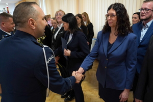 uroczystość z okazji Dnia Służby Cywilnej, wyróżnieni pracownicy otrzymują odznaczenia i gratulacje od Komendanta Wojewódzkiego Policji w Bydgoszczy