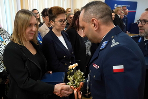 uroczystość z okazji Dnia Służby Cywilnej, wyróżnieni pracownicy otrzymują odznaczenia i gratulacje od Komendanta Wojewódzkiego Policji w Bydgoszczy