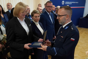 uroczystość z okazji Dnia Służby Cywilnej, wyróżnieni pracownicy otrzymują odznaczenia i gratulacje od Komendanta Wojewódzkiego Policji w Bydgoszczy