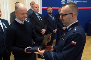 uroczystość z okazji Dnia Służby Cywilnej, wyróżnieni pracownicy otrzymują odznaczenia i gratulacje od Komendanta Wojewódzkiego Policji w Bydgoszczy