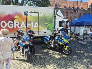 Policjanci na Dniu Dziecka na placu przed urzędem.