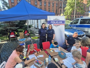 Policjanci na Dniu Dziecka na placu przed urzędem.